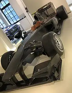 Photo d'une monoplace noire exposée dans un musée