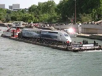 Une motrice et une remorque de la rame 4402 en parade sur la Seine après le record, en mai 2007.