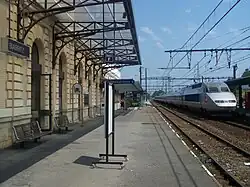 Photographie d'un train à grande vitesse dans la gare de Biarritz.