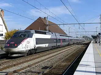 La rame 547, en livrée Carmillon avec logos TGV inOui, en gare de Beaune.
