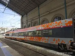 TGV Paris-Sud-Est numéro 16 du record du monde de 1981 à 380 km/h, arborant la livrée orange sur ses motrices et les premières voitures, ce qui produit un dégradé pixelisé avec la livrée carmillon.