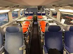 Dans la même voiture, après l'installation de quatre brancards.