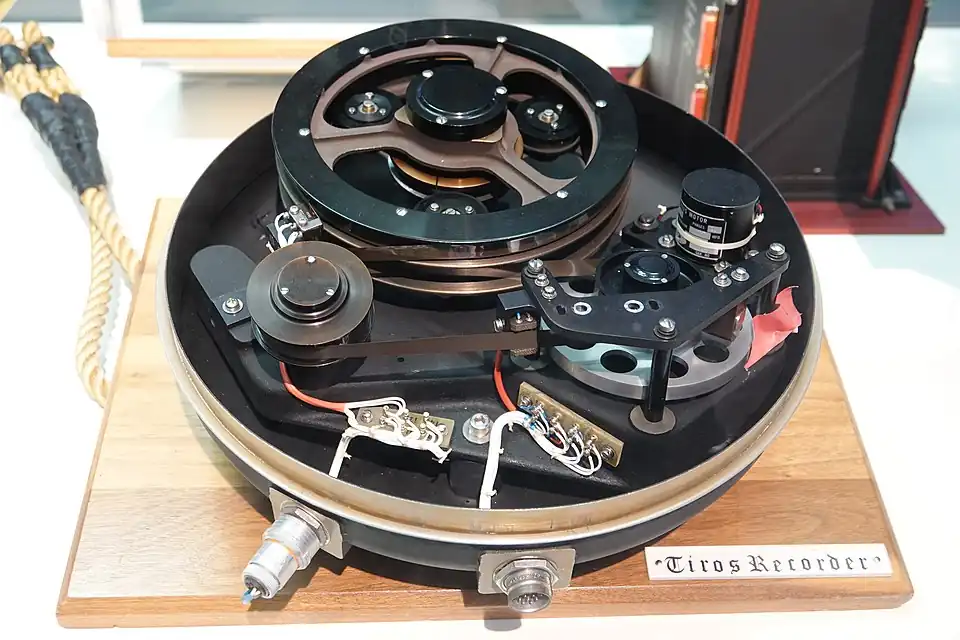 L'enregistreur à bande magnétique utilisé par TIROS-1 pour stocker les images prises par ses caméras.