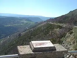 Panorama depuis la grande table d’orientation sur le col de Loubaresse (1&nbsp;145&nbsp;m) plus bas à gauche, le dernier kilomètre de l’ascension et le parc national des Cévennes au fond.