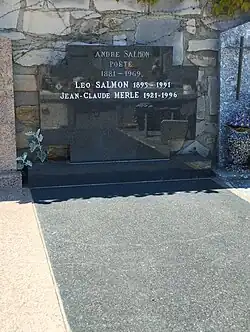 Tombeau de granit noir marqué en lettres d'or des familles Merle et Salmon