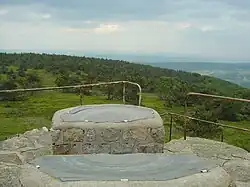 Sommet et table d'orientation du mont Mouchet.