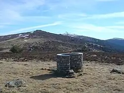 Table d’orientation de Roche Courbe (1&nbsp;433&nbsp;m) et vue sur les sommets de Peyre-Mayou et Pierre-sur-Haute.