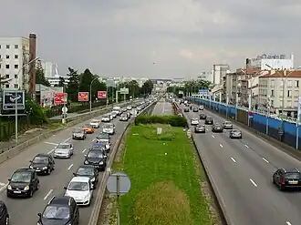 Photographie du trafic routier sur le périphérique parisien.