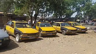 Taxis jaunes et noirs.