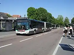 Un Lion's City G sur le site propre, à la station Carrefour de la Résistance.