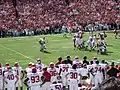 En 2005, vue de la pression effectuée par le defensive end Brian Robison&nbsp;(en) sur le quarterback d'Oklahoma, Rhett Bomar&nbsp;(en)