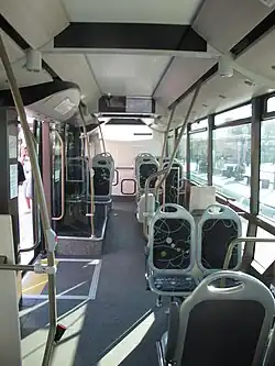 Intérieur d'un bus : vue de l'arrière du bus.