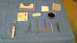 Table d'instruments pour le traitement chirurgical de l'ongle incarné du gros orteil.