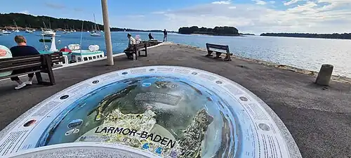 Table d'orientation de Larmor-Baden (Morbihan) - Mobilier en granit - Panneau en lave émaillée - Décor sérigraphie quadrichromie.