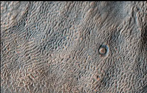 Tablier de débris dans la zone de transition, celui-ci est probablement couvert de rochers de glace et de glaciers semblant contourner les versants des reliefs élevés.