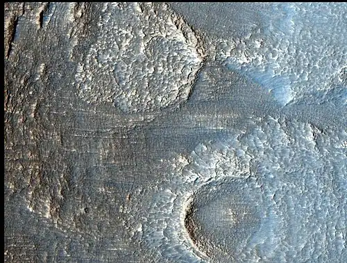 Image couleur améliorée de la sonde MRO située dans la région de Deuteronilus Mensae le long de la limite entre hautes terres et basses terres dans l'hémisphère nord de Mars.