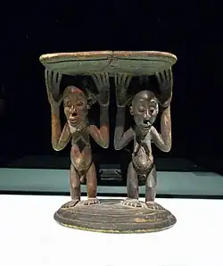 Tabouret à caryatides du "Maître de Buli" au Musée ethnologique de Berlin.