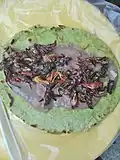 Taco indígena de chapulines (criquets) en cours de préparation avec une « tortilla de nopal », une préparation traditionnelle mais rare.