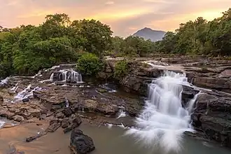 Chutes de Tad Hang au coucher du soleil, village de Tad Lo, Plateau des Bolovens. Juin 2019.