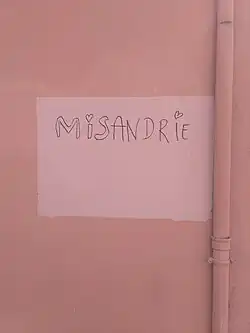 Un tag à Grenoble clame « Misandrie ».