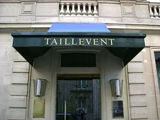 Entrée du restaurant  Taillevent, rue Lamennais, à Paris.