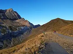 Vue du port de Boucharo et de la piste s'y rendant.