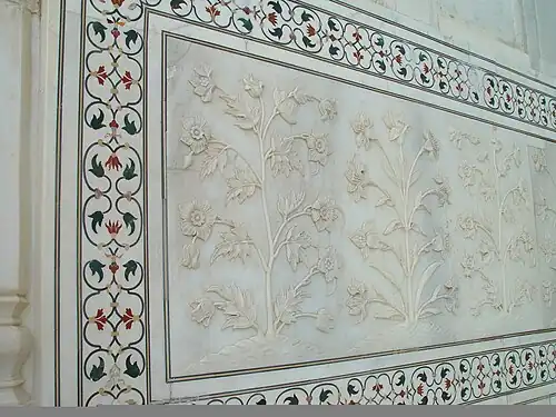 La décoration des murs extérieurs du mausolée.