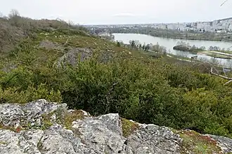 Vue sur une combe et le lac kir