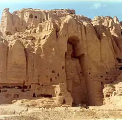 Le Grand Bouddha de Bamiyan, Afghanistan, VIe – VIIe&nbsp;siècles (avant sa destruction par les Talibans en 2001).