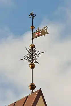 Girouette sur le faîte du toit