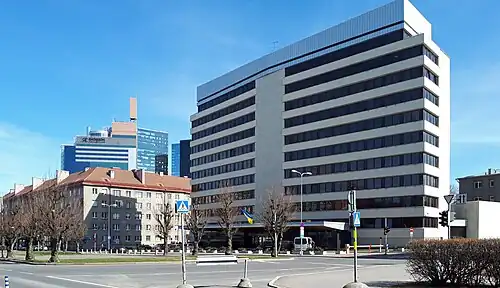 Intersection du boulevard Rävala et de la rue Lembitu. Bâtiment du ministère des Affaires étrangères.