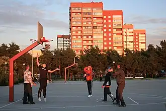 Terrain de basketball près de la plage