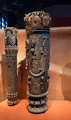 Tambour du peuple Baoulé, en bois, pigments, fibres végétales de la fin du 19e siècle. Musée du quai Branly, mai 2012