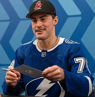 Photographie couleur d'un homme avec une casquette