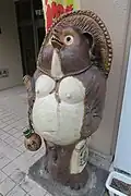 Statue de tanuki en céramique de Shigaraki devant le centre communautaire d'Iwagami