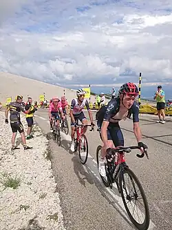 Vincenzo Nibali derrière Tao Geoghegan Hart au Mont Ventoux lors du Tour de France 2021.