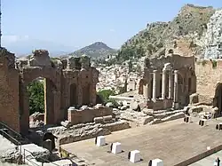 Vue sur la scène, avec en arrière-plan la vieille ville dominée par le château.