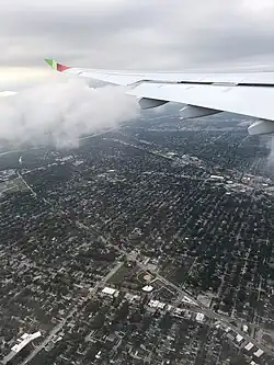Un A330neo de TAP Air Portugal au-dessus de la banlieue de Chicago.