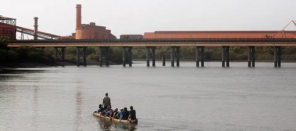 vue sur le fleuve des installations de la CBG