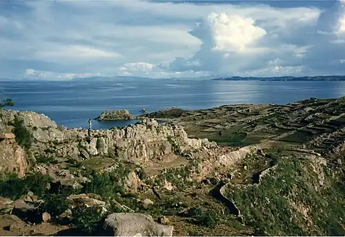 Terrasses agricoles et vue sur le lac Titicaca