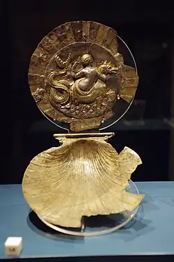 Miroir en forme de coquille, en argent doré, avec une néréide portée par un Céto. Tarente, IIIe&nbsp;siècle&nbsp;av. J.-C.