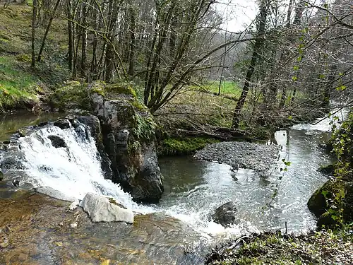 Cascade sur le Taravellou  au nord du lieu-dit Bord, entre Saint-Rabier (au premier plan) et Châtres.