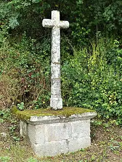 Croix au bord de la Tardes, à côté de ce pont.