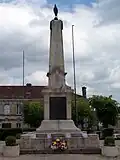 Le monument aux morts devant l'église Saint-Romain (juin&nbsp;2013).