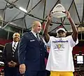 Tarik Cohen recevant le trophée du MVP offensif du Celebration Bowl 2015&nbsp;(en).