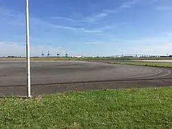 Tarmac avec vue sur le pont de Saint-Nazaire.