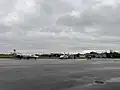 Tarmac de l'aérodrome de La Baule avec les avions de Ocean Aviation et l'hélicoptère D-HTMM de HTM en Novembre 2023