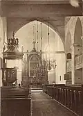Vue intérieure de l'église en 1901. On observe que les murs en briques sont enduits en blanc