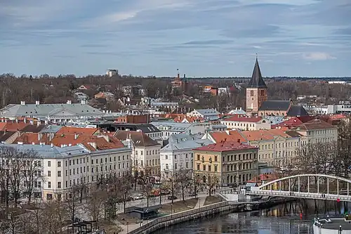 Tartu vue du centre d'affaires de l'Emajõgi.