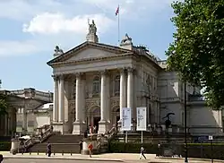 Extérieur d'un bâtiment public néo-classique avec colonnes et portique.